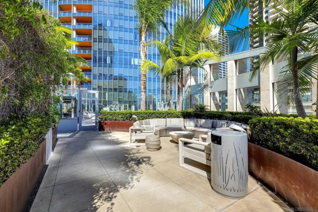 888 W E St, San Diego CA: https://media.crmls.org/mediaz/a824f53c-d4b7-423b-9455-3f1adeb96f4e.jpg