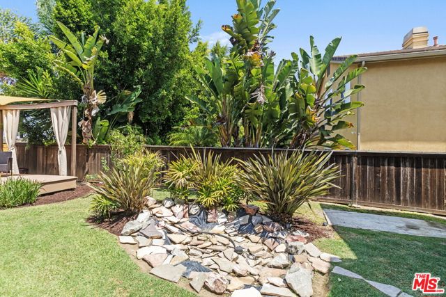 7725 Victoria Avenue, Inglewood CA: https://media.crmls.org/mediaz/a8255245-d0cc-4a8e-823c-d76c5d3fc397.jpg