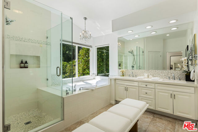 5985 Vista De La Luz, Woodland Hills CA: https://media.crmls.org/mediaz/a8255fb1-6018-40fa-abff-54215e7d5b18.jpg