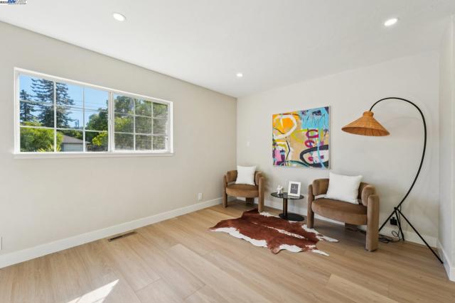 431 Alameda De Las Pulgas, Redwood City CA: https://media.crmls.org/mediaz/a8261987-b02d-4e92-b8e6-c2601db6a303.jpg