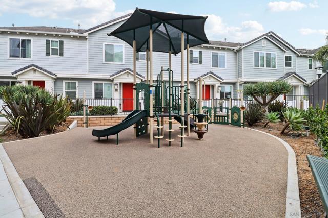 511 Surfbird Ln, Imperial Beach CA: https://media.crmls.org/mediaz/a8263712-6a50-4011-869e-b0963a96ccd6.jpg