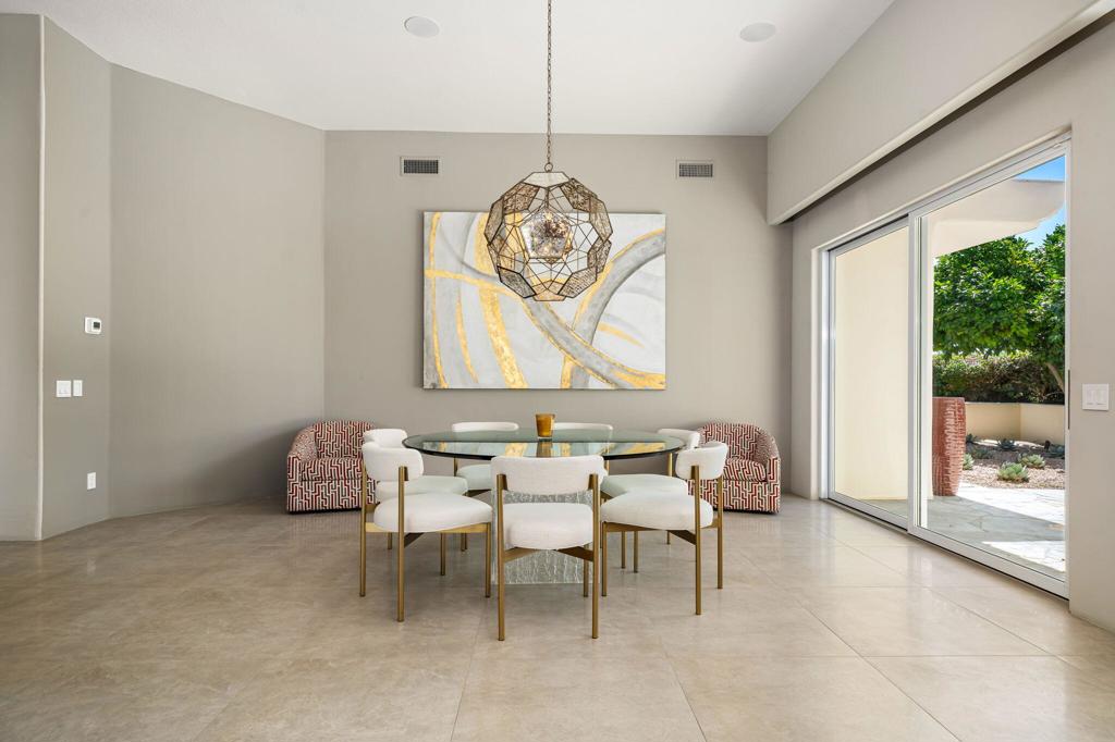 https://media.crmls.org/mediaz/a82805e5-0d18-4abb-866b-079431c8ead4.jpg?preset=X-Large