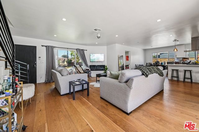 885 Kincaid Avenue, Inglewood CA: https://media.crmls.org/mediaz/a8282e86-901e-4db4-9853-a64e420dd6a2.jpg