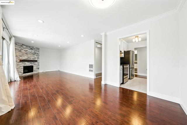 567 Oakland Ave., Oakland CA: https://media.crmls.org/mediaz/a828bfa9-5861-43f7-8180-288746defdef.jpg