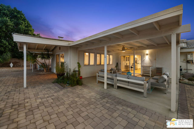 2002 S Bobolink Lane, Palm Springs CA: https://media.crmls.org/mediaz/a82968e2-6dbc-4868-918a-c88a5bbffa94.jpg