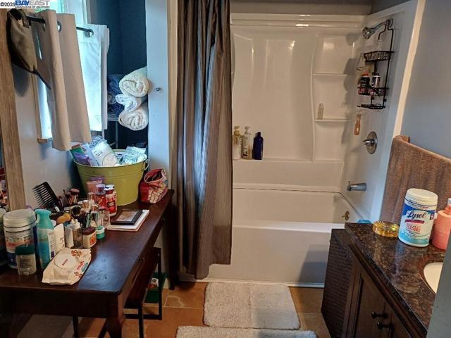 3931 Gardenia Pl, Oakland CA: https://media.crmls.org/mediaz/a82aba7a-aea4-4d2b-96d1-fdd068a29632.jpg