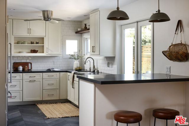 2432 Cloy Avenue, Venice CA: https://media.crmls.org/mediaz/a82b4263-4036-4d32-b6ff-634c0ab82a04.jpg