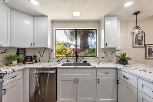 3810 Burton Cmn, Fremont CA: https://media.crmls.org/mediaz/a82cb2af-60dc-4a57-8745-1f04a7206803.jpg