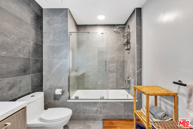 400 S Broadway, Los Angeles CA: https://media.crmls.org/mediaz/a82d0c28-be0b-48a3-bf67-fc2d7f04601a.jpg