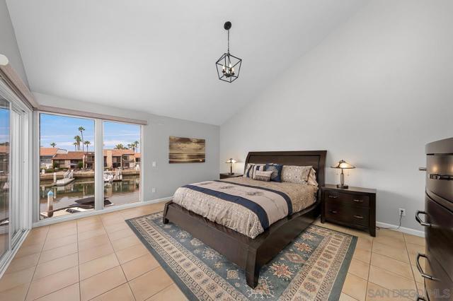 94 Kingston Ct W, Coronado CA: https://media.crmls.org/mediaz/a82e3603-f312-409a-bb96-3d3013bd71bb.jpg