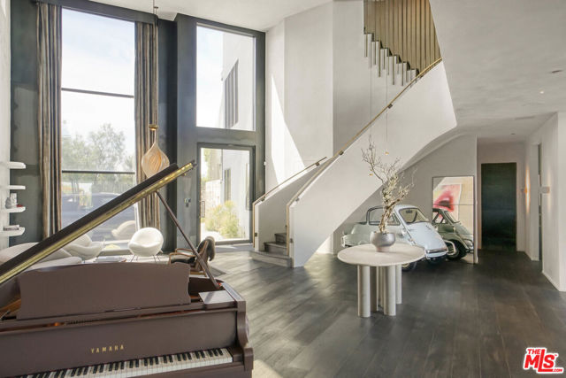 9152 Janice Place, Beverly Hills CA: https://media.crmls.org/mediaz/a82e9d15-ca3d-4d76-84c6-f85109bcdcb1.jpg