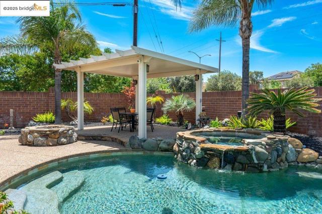 2981 Atherton Pl, Brentwood CA: https://media.crmls.org/mediaz/a82f7696-58c5-482a-9320-4adddd9bcc0f.jpg