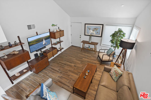 6505 Dume Drive, Malibu CA: https://media.crmls.org/mediaz/a82f77e9-eae2-4fda-bd83-c5641356269e.jpg