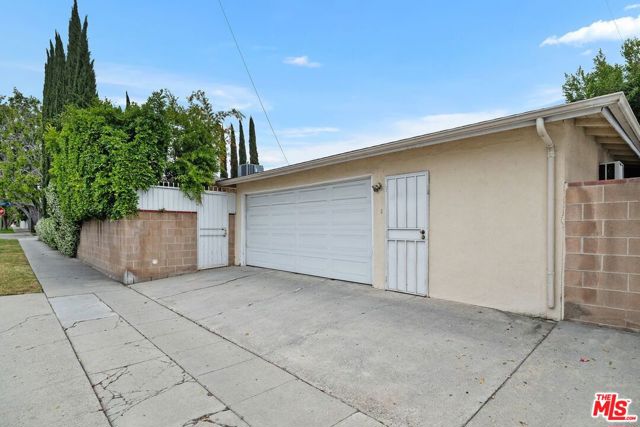 465 N Kilkea Drive, Los Angeles CA: https://media.crmls.org/mediaz/a82fb5f8-8e1d-4999-b91f-0551bca94bda.jpg