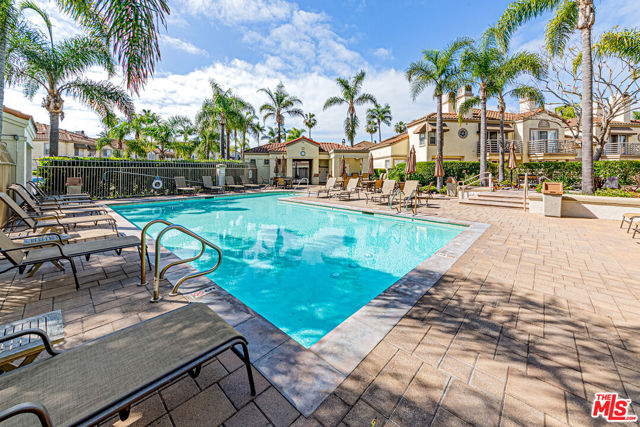 415 Townsquare Lane, Huntington Beach CA: https://media.crmls.org/mediaz/a82ff2d4-a2dc-4957-84be-1c2f7e09045b.jpg