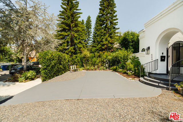 609 21st Place, Santa Monica CA: https://media.crmls.org/mediaz/a8312503-92b1-458e-9565-fd83c0cd18a3.jpg