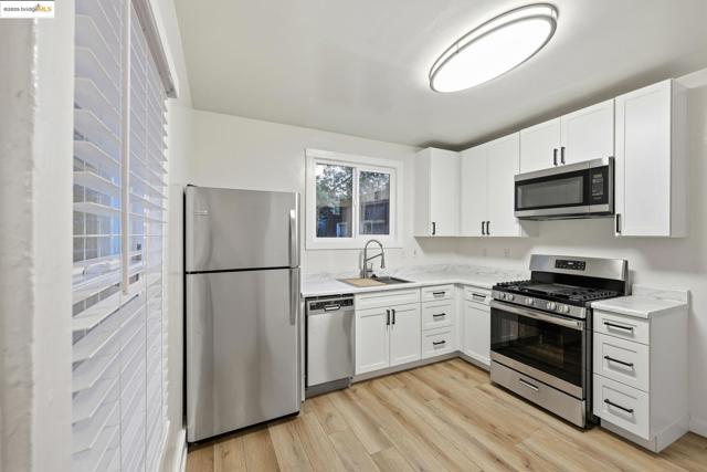 2430 27th Ave Unit D, Oakland CA: https://media.crmls.org/mediaz/a832ba07-aec8-4c1e-8195-a8c4f1aedc64.jpg