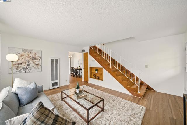 1556 Lincoln Ave, Alameda CA: https://media.crmls.org/mediaz/a832e6f4-4fc2-409a-8c1d-382836e0a523.jpg