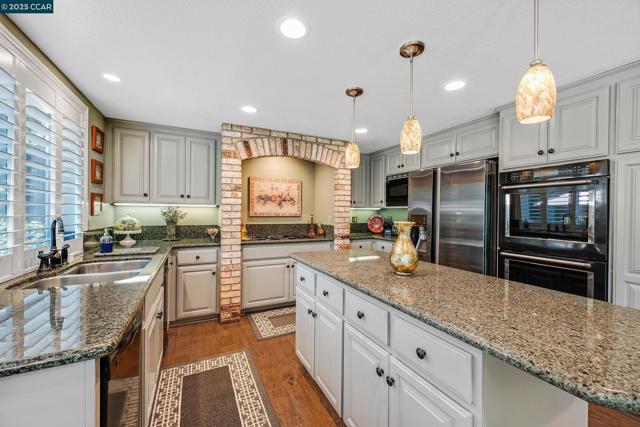 100 Chadbourne Dr, Danville CA: https://media.crmls.org/mediaz/a833d3f0-d23c-4497-9356-1674ef552583.jpg