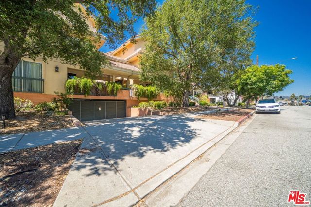 2716 Honolulu Avenue, Montrose CA: https://media.crmls.org/mediaz/a834448c-7855-41a9-bf80-306a6ca68d55.jpg