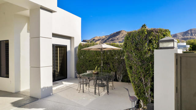 900 Dogwood Circle E, Palm Springs, CA 92264