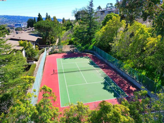 19100 Crest Ave, Castro Valley CA: https://media.crmls.org/mediaz/a8354a78-35ac-402e-a902-bf4e362fae27.jpg
