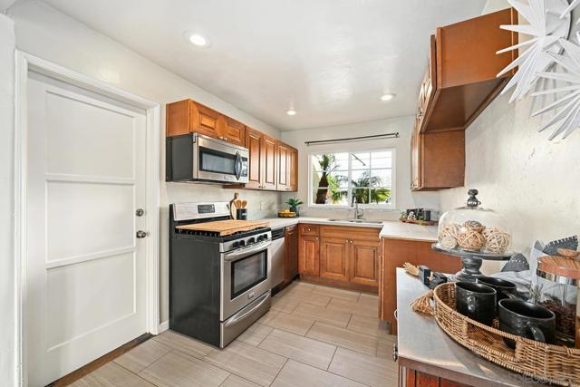 6371 Celia Vista Dr, San Diego CA: https://media.crmls.org/mediaz/a8358a4a-1557-4da6-9ef9-468c9ade031f.jpg