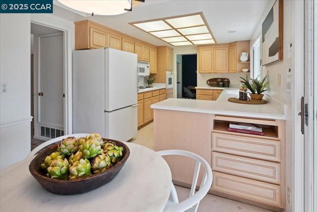 681 Rock Oak Rd, Walnut Creek CA: https://media.crmls.org/mediaz/a836e840-7e0a-4d6a-b5e4-087179f165a1.jpg