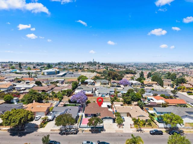 240 Ledgewood Ln, San Diego CA: https://media.crmls.org/mediaz/a836f3f4-5226-4289-ada6-87f9f39d00dc.jpg