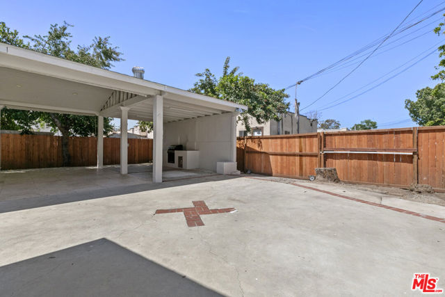 3915 1/2 S Budlong Avenue, Los Angeles CA: https://media.crmls.org/mediaz/a838e63a-c3d9-4166-bc53-4bf4cc13d814.jpg