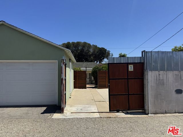 11533 National Boulevard, Los Angeles CA: https://media.crmls.org/mediaz/a8397ffb-2860-4deb-b240-4abca5c4c2b3.jpg