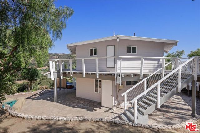 1746 Deerhill Trail, Topanga CA: https://media.crmls.org/mediaz/a83cd3a6-3b1d-4422-ab3b-19924925782a.jpg