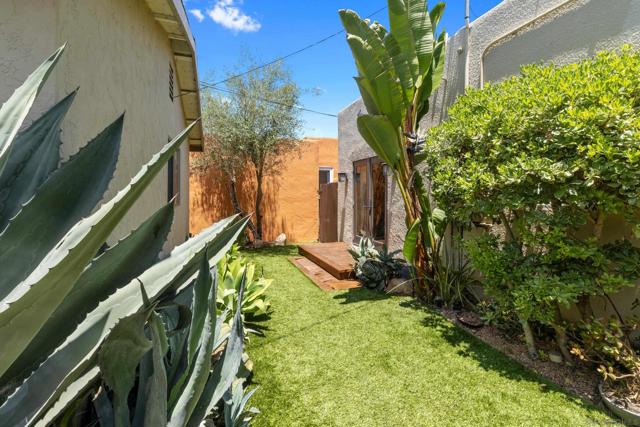 4826 Biona Dr, San Diego CA: https://media.crmls.org/mediaz/a83d7b8d-c660-4a13-935f-afdf1669079d.jpg