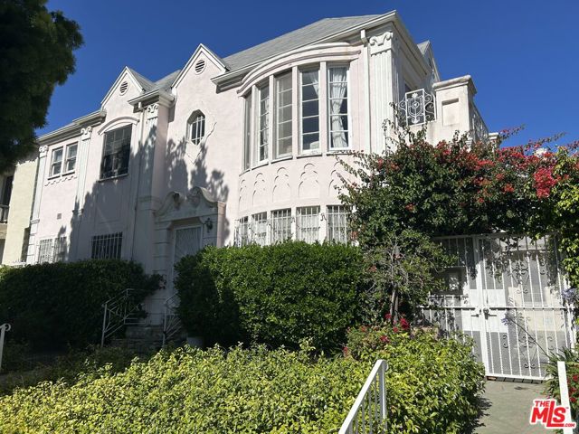 244 S Lasky Drive, Beverly Hills CA: https://media.crmls.org/mediaz/a83d9617-435c-45c0-9590-dfc945153f83.jpg