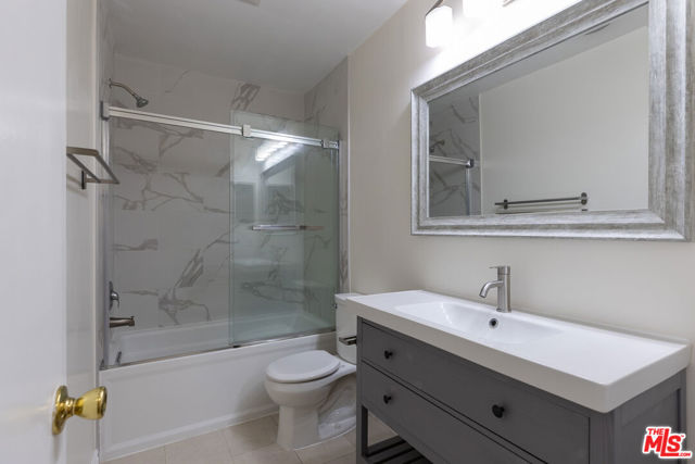 1033 6TH Street, Santa Monica CA: https://media.crmls.org/mediaz/a83f9e96-f28d-43f4-bf90-897239f55bf7.jpg
