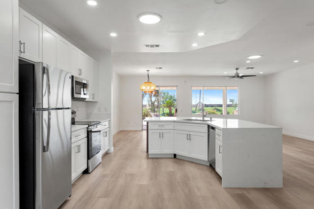 35677 Inverness Avenue, Palm Desert CA: https://media.crmls.org/mediaz/a840aeab-d0a5-40a8-98e1-f93cd29a1342.jpg