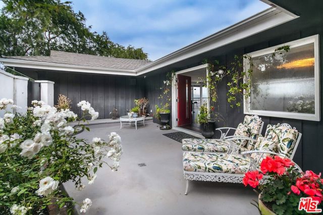 3200 Wrightwood Drive, Studio City CA: https://media.crmls.org/mediaz/a841aa1e-6b2d-46a8-83e0-0fdc162ab048.jpg