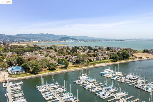 63 Lakeshore Ct, Richmond CA: https://media.crmls.org/mediaz/a841ece9-58f3-4c61-8230-e8ab67bfae12.jpg