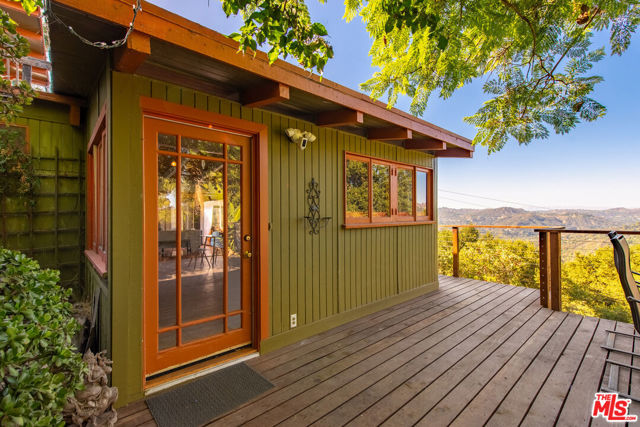 20158 Observation Drive, Topanga CA: https://media.crmls.org/mediaz/a84310c0-e5a3-44fe-a159-3fa80394927d.jpg