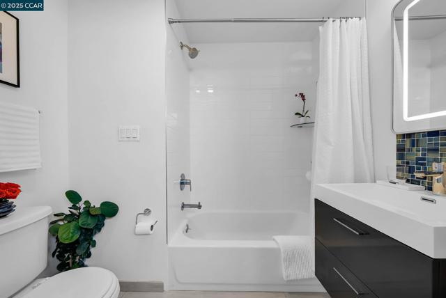 1515 15Th St, San Francisco CA: https://media.crmls.org/mediaz/a84334a1-849e-48df-a1f6-b43ebedd4859.jpg