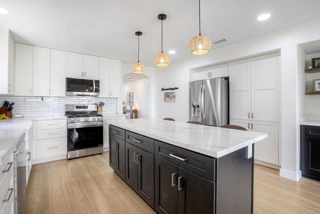 Detail Gallery Image 2 of 34 For 32274 Corte Illora, Temecula,  CA 92592 - 3 Beds | 2 Baths