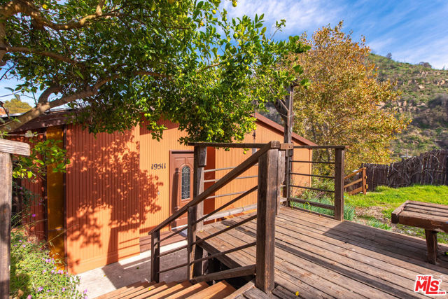 19511 Sunken Trail, Topanga CA: https://media.crmls.org/mediaz/a845acf4-8928-47ce-8428-e10656301993.jpg