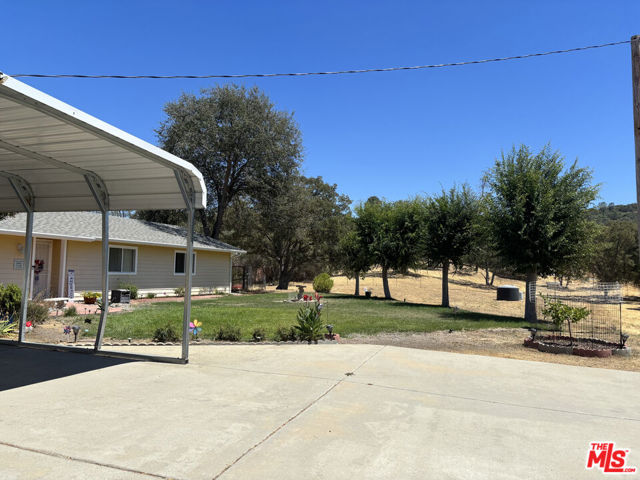 31229 Rolling Meadow Court, Coarsegold CA: https://media.crmls.org/mediaz/a845d62e-d5bc-4047-9c97-73d26e14c6bd.jpg