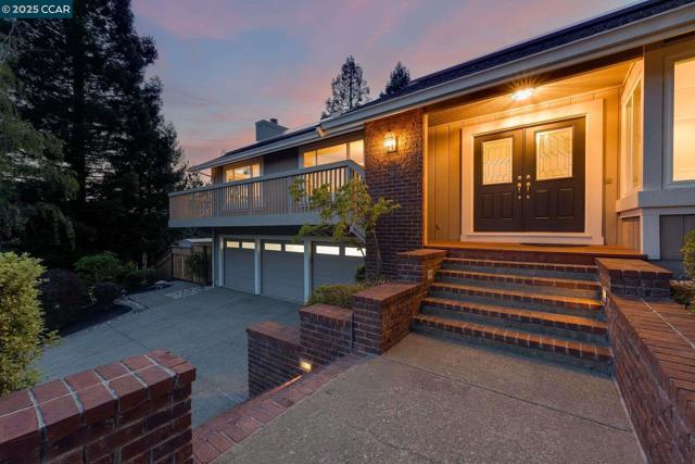 9 Irvine Drive, Moraga CA: https://media.crmls.org/mediaz/a845ee59-4617-4fd3-8195-4cfdb10ef57e.jpg