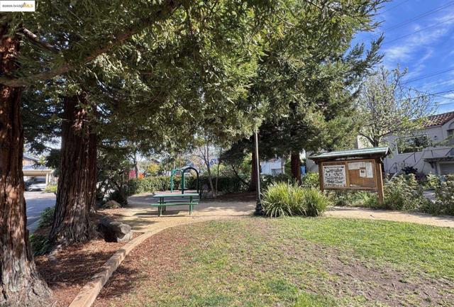 3008 Deakin St, Berkeley CA: https://media.crmls.org/mediaz/a84639d0-98bc-41c0-b6d6-f1c7db920a15.jpg