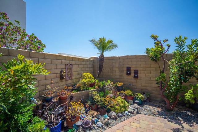 54 Half Moon Bend, Coronado CA: https://media.crmls.org/mediaz/a84667a6-aa4c-416e-a968-48fb733bb3f9.jpg