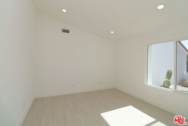 Image 30 of 44 For 70725 Ironwood Drive