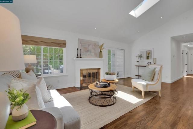 2345 San Miguel Dr, Walnut Creek CA: https://media.crmls.org/mediaz/a847add3-7892-4cbe-8d35-ef695163af8d.jpg