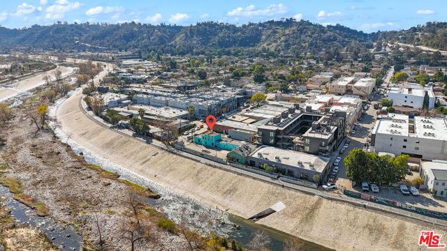 3051 N Coolidge Avenue, Los Angeles CA: https://media.crmls.org/mediaz/a847e5cc-029d-4850-9462-52b4ddeaf39f.jpg