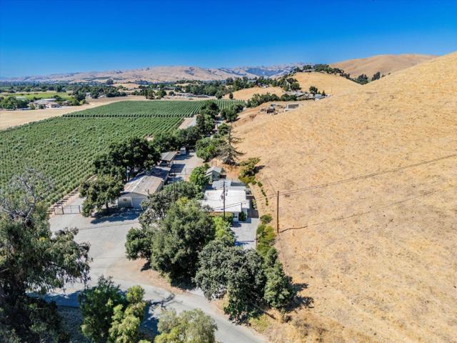 820 Comstock Road, Hollister CA: https://media.crmls.org/mediaz/a8485e78-a536-4c83-9e86-5d9099416339.jpg